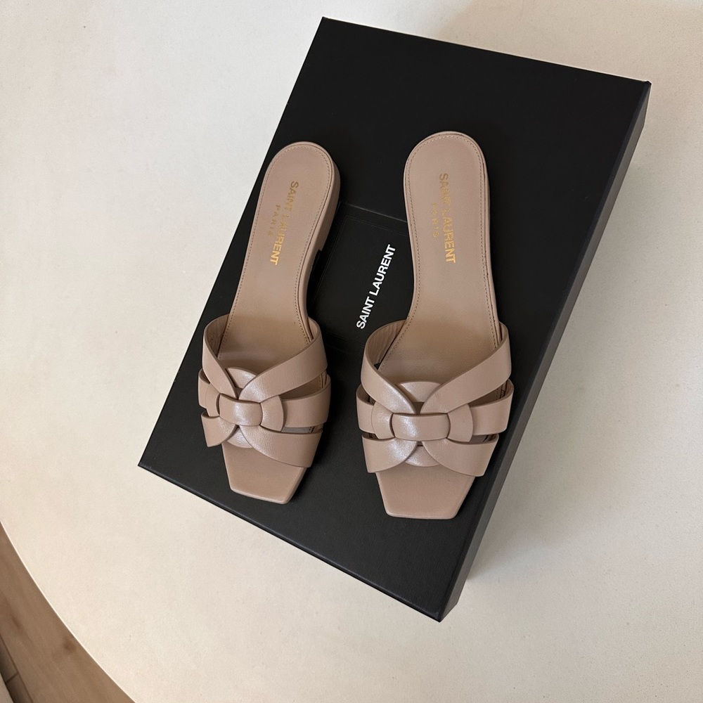 YSL TRIBUTE MULES IN SMOOTH LEATHER
DARK BEIGE